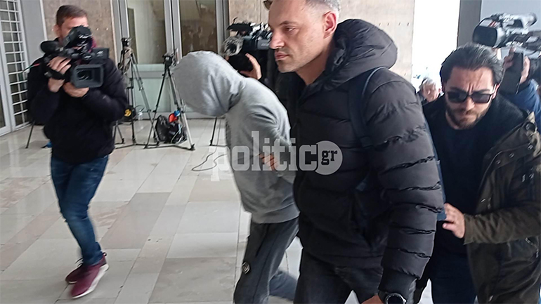 Ενώπιον του ανακριτή ο απόστρατος που κλείστηκε με τα παιδιά του και μια μπουκάλα υδρογόνου στο αυτοκίνητο